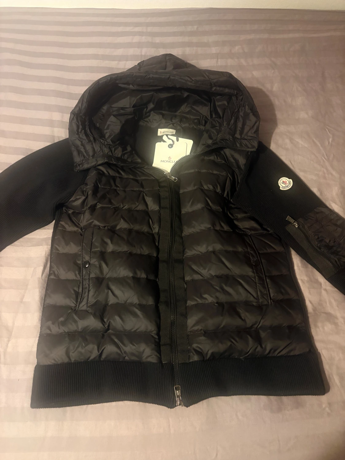 Svart Moncler dunjacka med huva
