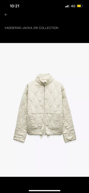 Beige quiltad pufferjacka ZW Collection - Quiltad beige pufferjacka från ZW Collection med hög krage, dragkedja framtill och snörning i nederkant. Jackan har två stora fickor och ett stilrent, minimalistiskt uttryck. Perfekt för dig som gillar en clean look och vill hålla dig varm. Jag har använt den några gånger, men den är i jätte bra sick fortfarande💓💓