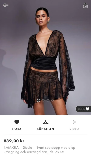 I AM GIA Svart spetsblus - Svart transparent spetsblus från I.AM.GIA med djup v-ringning och vida, utsvängda ärmar. Helt oanvänd pga felköp. Matchande kjol finns