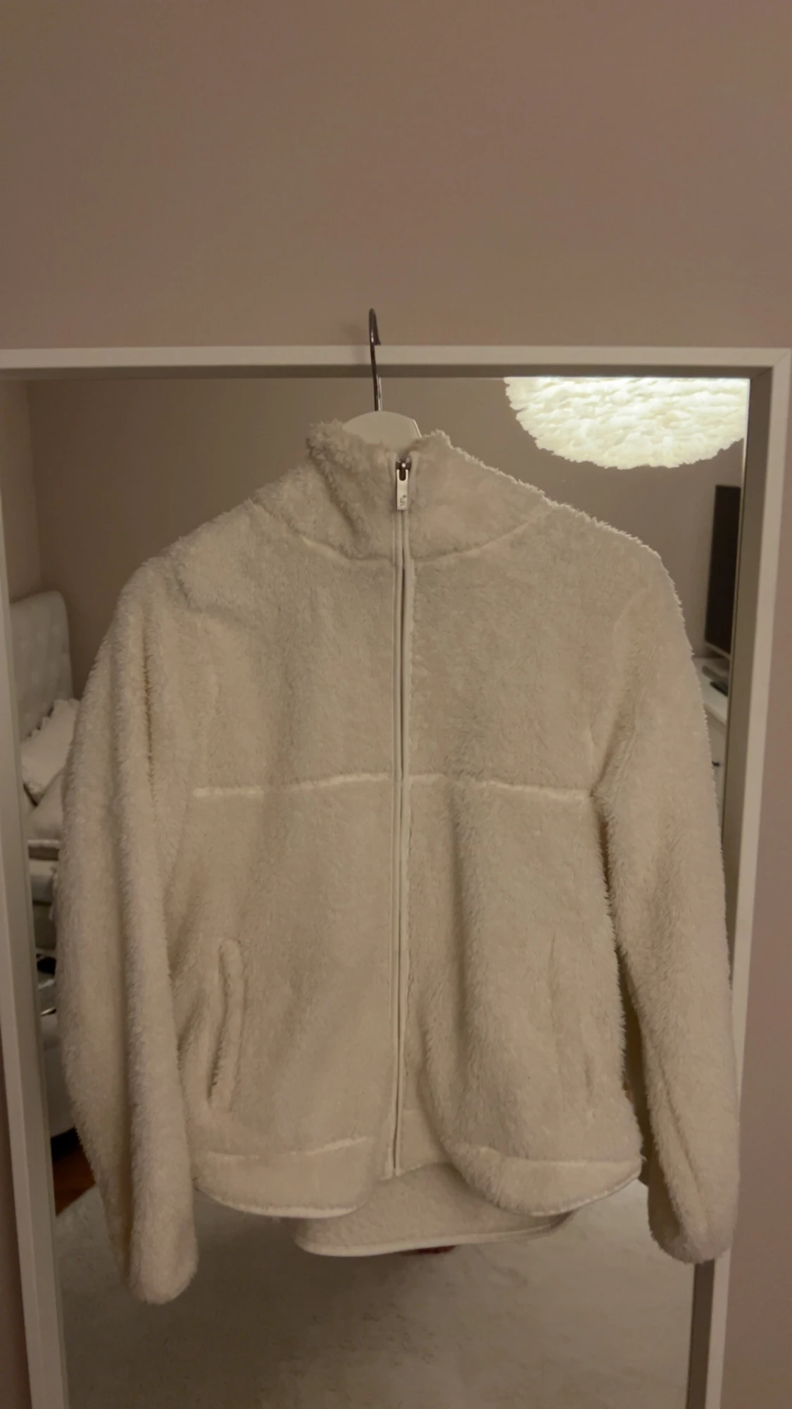 Vit teddyjacka med dragkedja från lager 157