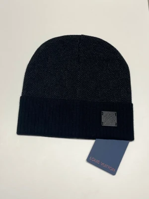 Lv Mössa - Helt ny mössa aldrig använd. Storlek: One size. Snabb frakt (inom 24h) Skriv gärna vid fler frågor. Kan även mötas i Stockholm.