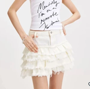 Vit volangkjol Monki  - Jättefin slutsåld jeanskjol från Monki. Den är i storlek 36 och verkligen så fin! Skriv om ni vill ha fler bilder 