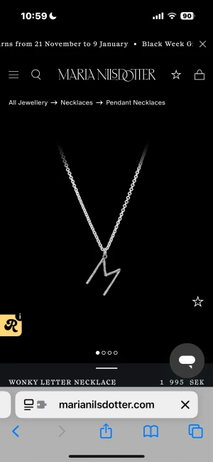 Silverhalsband med M från Maria Nilsdotter - Stilrent halsband i silver från Maria Nilsdotter med ett hängsmycke i form av bokstaven M. Kedjan är tunn och klassisk, och bokstaven har en unik, lite skev design som gör smycket personligt och coolt. Jag har paket och allt. Oanvänd