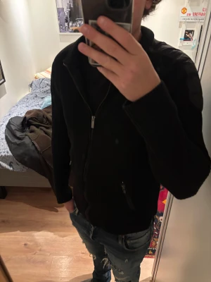 Cardigan - Tja, säljer en cardigan från Zara men. Skick 8/10. Storlek M. Nypris 1300, mitt pris 329. Hör av dig vid frågor o funderingar!