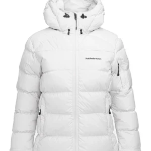Vit jacka från Peak Performance - Säljer en snygg vit pufferjacka från Peak Performance med huva och dragkedja framtill. Jackan är köpt på Intersport för 2699kr på dam. Vill kolla intresset på den till en början då jag inte är säker på att jag vill sälja, hör av er vid intresse för mer info och bilder🤗