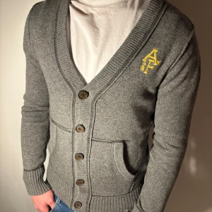 Vintage Abercromie & Fitch - Galet fet vintage kofta ifrån Abercromie & Fitch med smakfulla färgval och snygga detaljer.              Pris kan diskuteras!