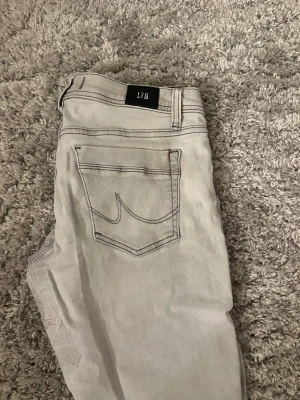 Ljusgrå bootcut jeans från LTB - Snygga ljusgrå jeans från LTB använda väl jag har sytt dom mellan låren på grund av hål och byxorna är lite ur sin färg men annars fungerar dom super bra köpta för 900kr!