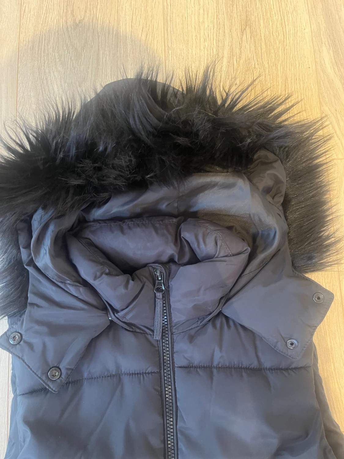 Svart dunväst med fuskpäls från H&M strl 146/152 - 1