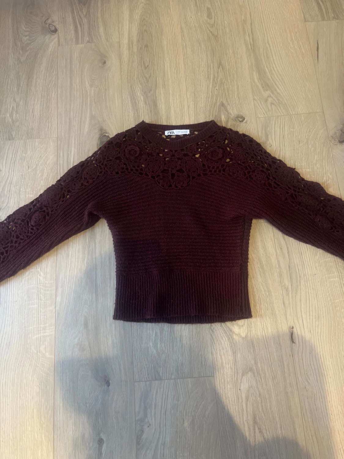 Vinröd stickad tröja med spets från Zara strl S - 1