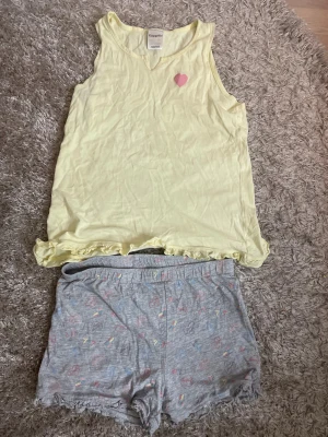 Gullig pyjamas med short och linne - Säljer ett gulligt pyjamas sett i storlek 146/152 från Kappahl. 