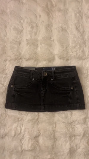 Jätte lågmidjad jeanskjol  - Jättesnygg svart lågmidjad jeanskjol!!🤍midja rakt över är ca 36cm