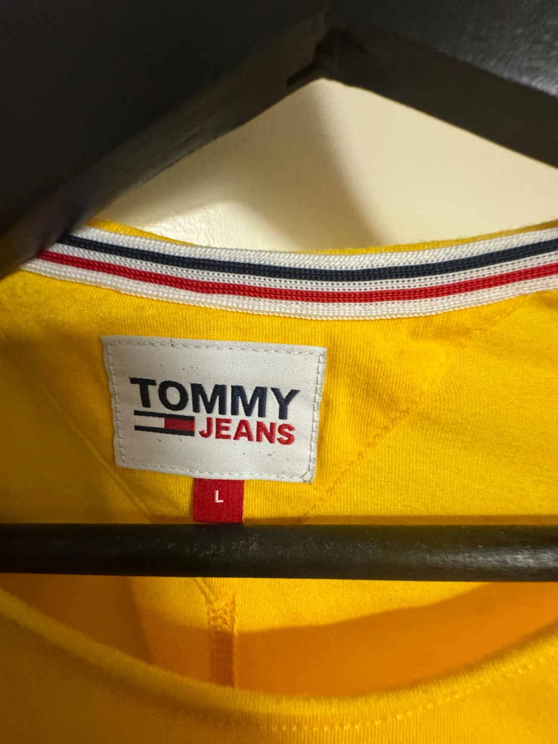 Gul t-shirt från Tommy Jeans - 1