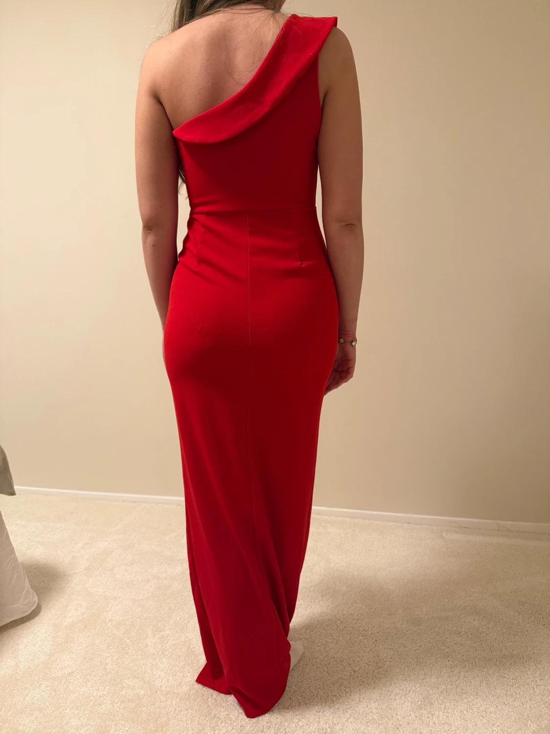 Röd långklänning med slits och oneshoulder - 3