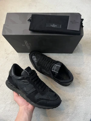 Valentino Rockrunner skor - Valentino rockrunners i en clean modell! Bra skor till vädret nu. Fint skick inga tydliga defekter. Allt og medföljer. Kontakta mig för fler frågor och funderingar!