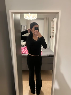 Svarta kostymbyxor  - Stiliga svarta kostymbyxor från Bikbok i storlek 32 i petite. Har använt få gånger och den är fortfarande i ny skick. Skriv till mig för fler funderingar 💕