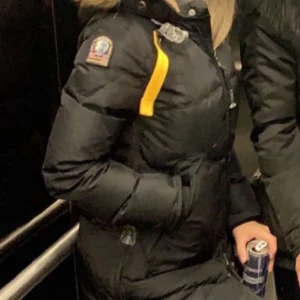 Parajumper jacka  - Säljer nu min parajumper jacka i modellen Longbear storlek XS men passar även S. Jackan är felfri och är knappt använd. Köptes för 10 000 (kvitto finns). Kan tänka mig gå ner i pris vid snabb affär. Finns i Göteborg/Örebro alt fraktas