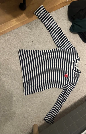 Comme des Garçons play långärmad  -  Comme des Garçon play långärmad i storlek M.   Passar både herr och dam