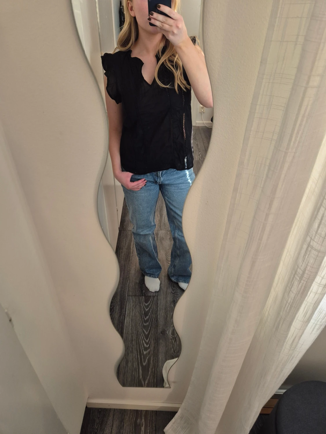 Svart blus med detaljer