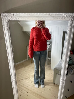 Röd stickad tröja från Lindex S - Säljer en snygg röd stickad tröja från Lindex i storlek S. Tröjan har ett coolt mönster med diagonala ränder och är gjord i en mjuk blandning av bomull och akryl. Den har långa ärmar och ribbade muddar för en skön passform. Perfekt till julen!