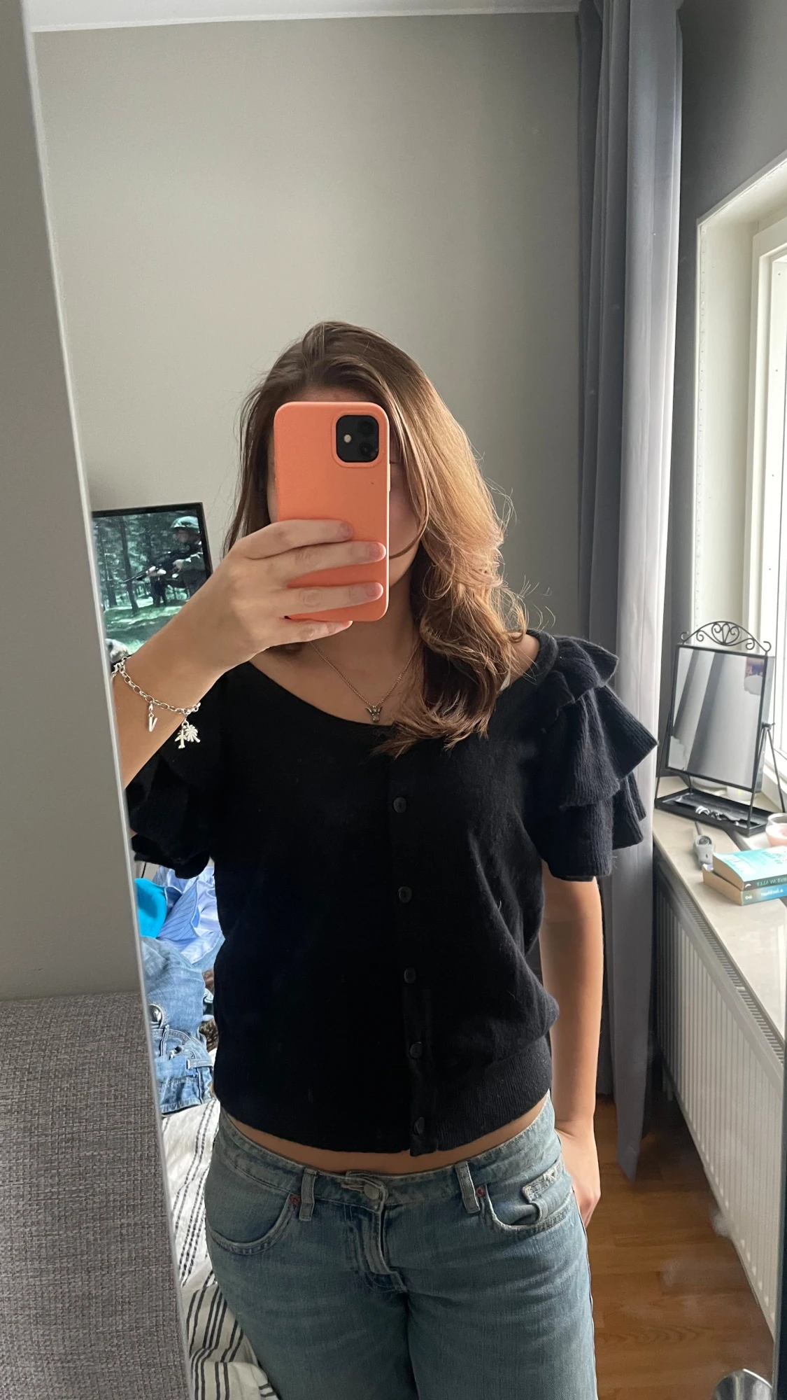 Svart stickad blus med volangärmar - 2