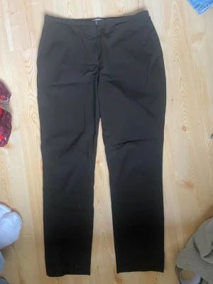 Mörkbruna kostymbyxor från H&M - Har inte använts så mycket, är i storlek 44.