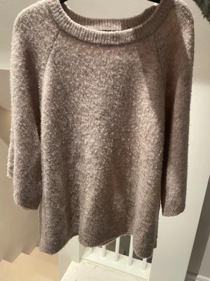 Trekvartsärmad stickad tröja beige - Beige stickad tröja med trekvartsärm! På bilden ser det ut som att den är nopprig, men det är bara luddet på den ☺️ super skön och varm, helt perfekt inför vintern!