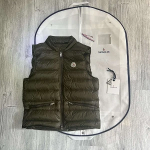 Moncler väst gui - Hejsan! Jag säljer nu min olivgröna moncler väst gui som är i jättefint skick den är andvänt väldigt lite och sparsamt den har inga defekter eller liknande, dustbag moncler plastpåse och og taggarna ingår med den. Den är köpt ifrån Nk och kvittot finns kvar, priset kan diskuteras och köp den gärna me instabox, hör av dig vid minsta lilla fundering!😄🙌