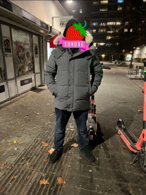 Canada Goose Wyndham ÄKTA PÄLS KVITTO FINNS - Säljer min jacka då jag har köpt en annan den är använd 2 vintrar utan några skador, kvitto finns ÄKTA PÄLS