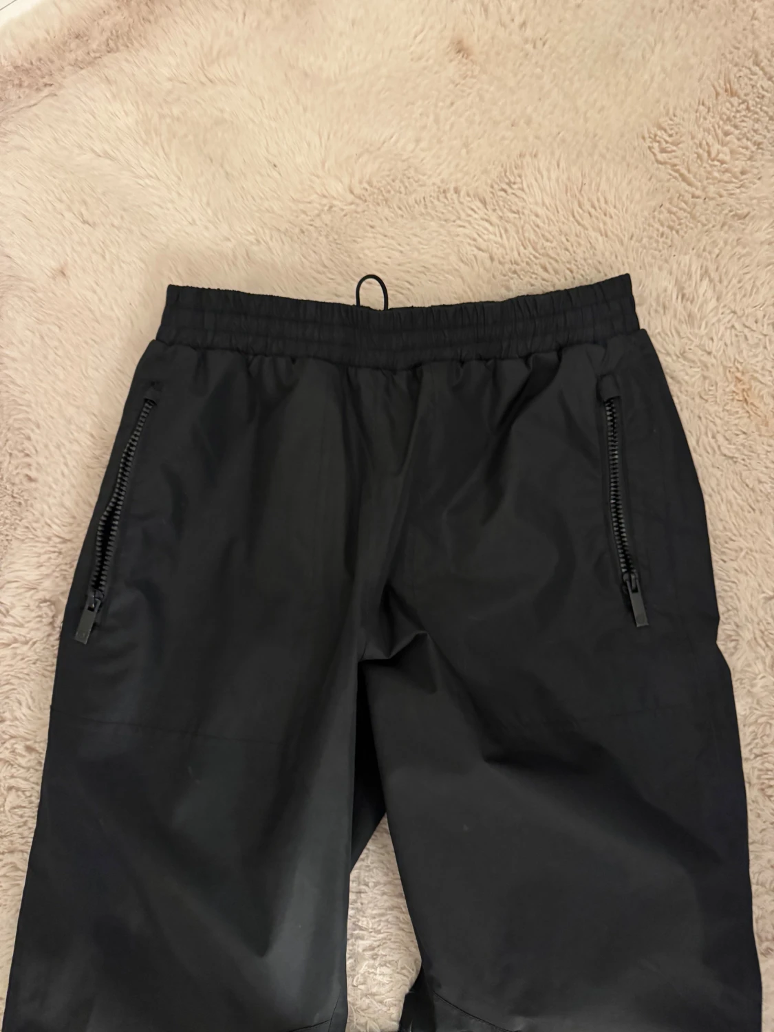 Svarta täckbyxor med dragkedjor