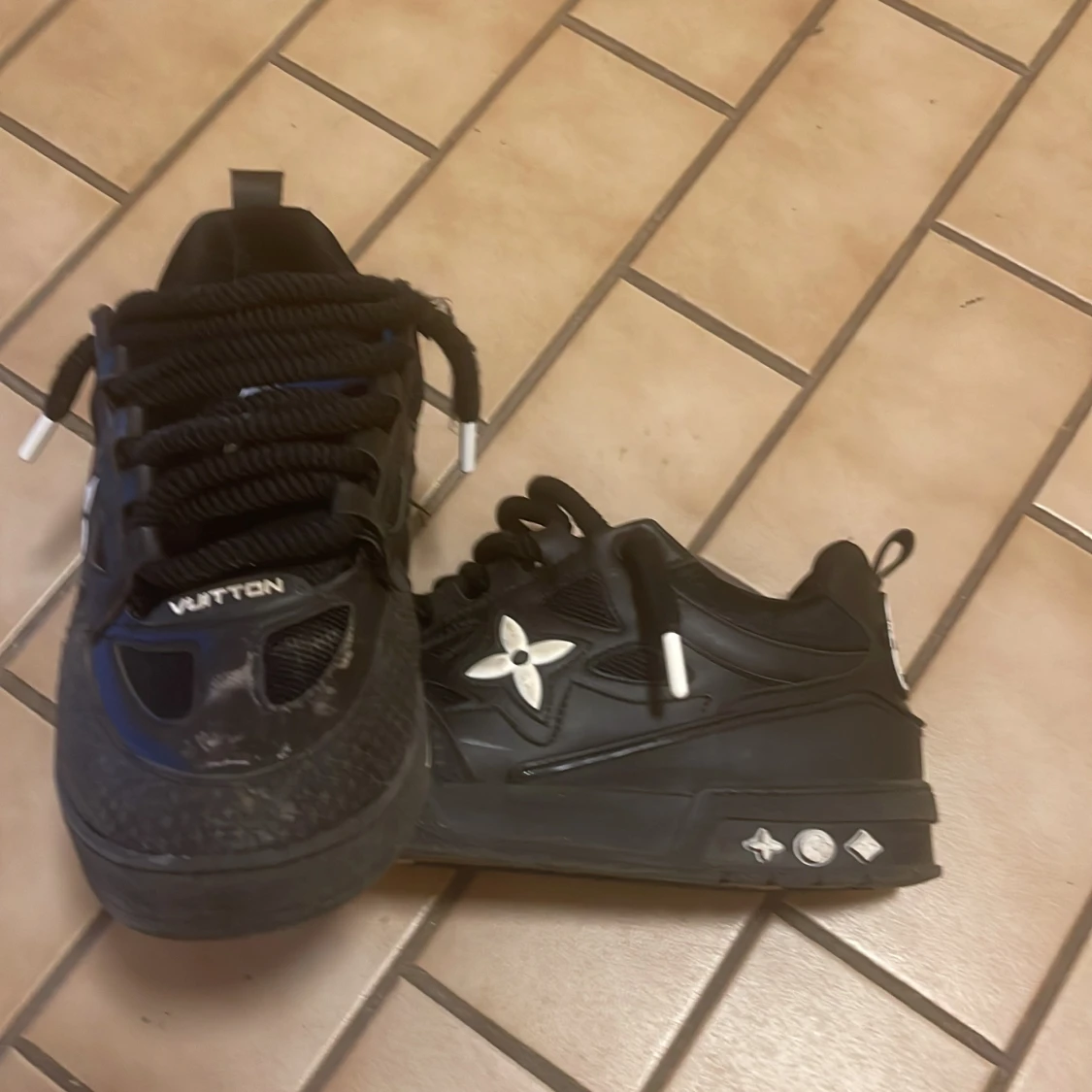 Svarta Louis Vuitton sneakers - 1