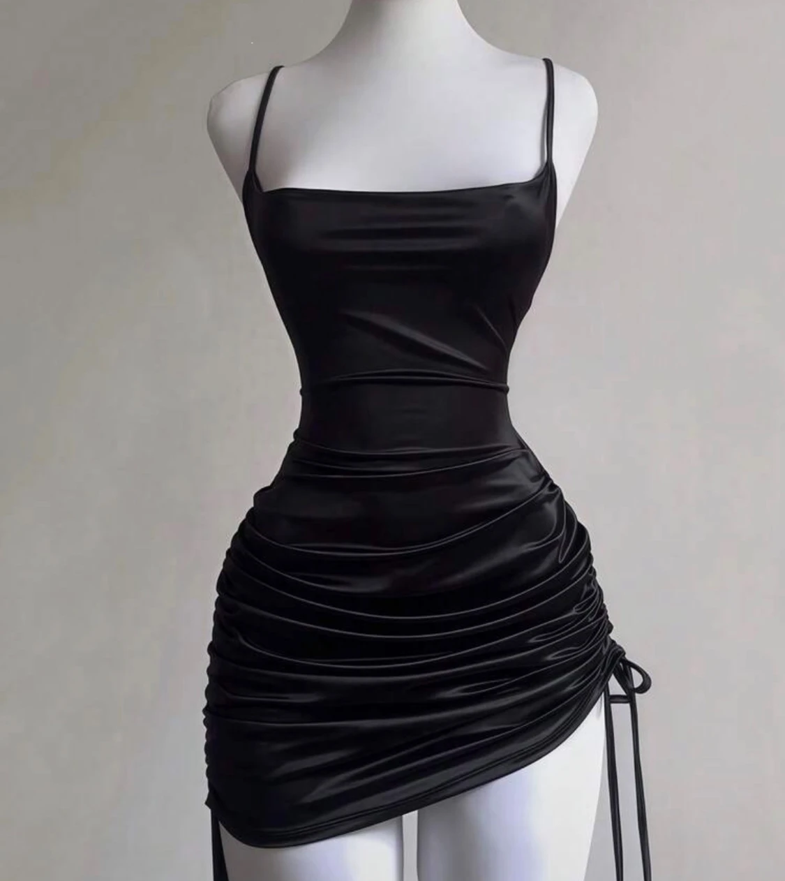 Svart satin kortklänning med snörning