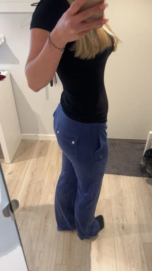  Juicy Couture byxor  - Lila mjukisbyxor från Juicy Couture i storlek S. Byxorna har låg midja, raka ben och snörning i midjan. Fickor fram och bak med silverfärgade knappar på bakfickorna. Mjukt material som är skönt att ha på sig.