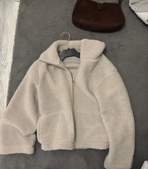 Teddy jacka  - Beige Teddy jacka i storlek S. köpt på lager 157, Ändast använd fåtal gånger. Slutsåld överallt.