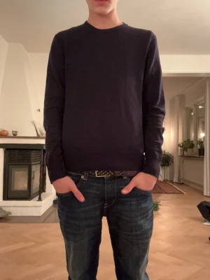 Stickad tröja - Stickad tröja från Uniqlo | Skick: 8/10 | Storlek - XS | Färg: mörkblå | Hör av dig vid minsta fråga //CDL