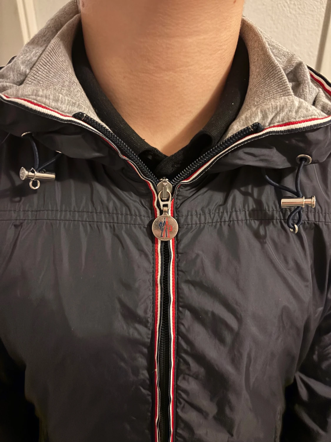 Marinblå vindjacka från Moncler med huva - 2