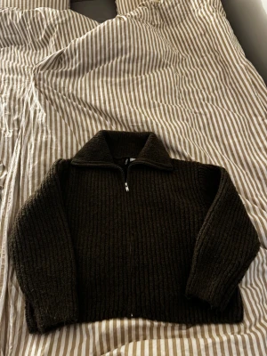 Mörkgrön stickad zip tröja  - Mysig mörkgrön stickad tröja från H&M med grov ribbad struktur och zip-dragkedja framtill. Tröjan har en bred krage, långa ärmar och är jätte mysig, vilket är perfekt för vintern 💓 den är i storlek M och knappt använd