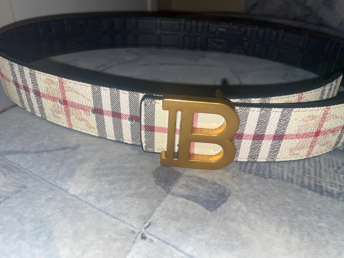 Burberry bälte med guld B-spänne