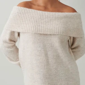 Offshoulder beige stickad tröja - Supermysig offshoulder stickad tröja i ljusbeige, helt ny!! Nypris 300kr säljer för 170!! 🥰🥰 