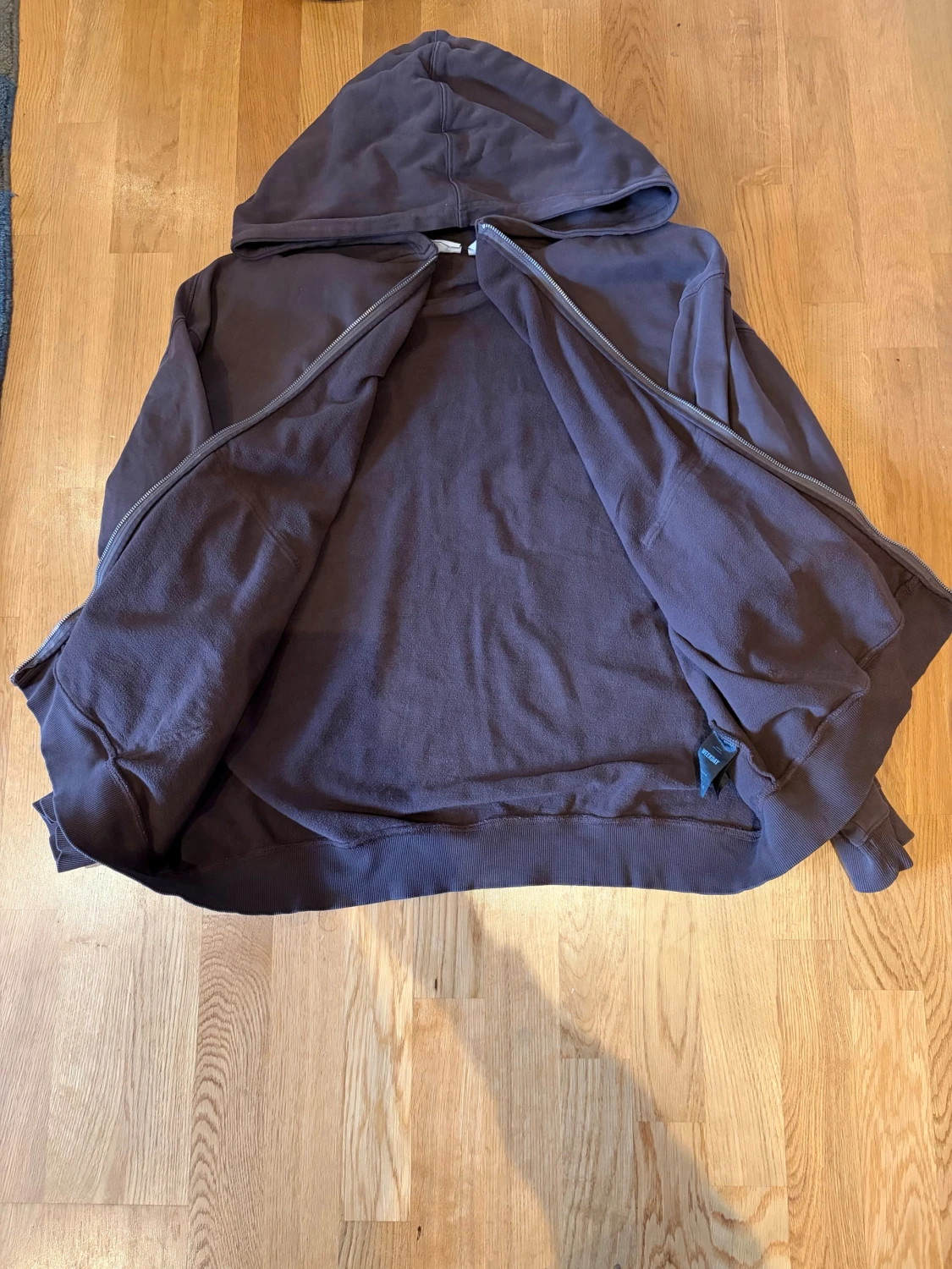 Mörkbrun zip hoodie med dragkedja från Weekday - 1