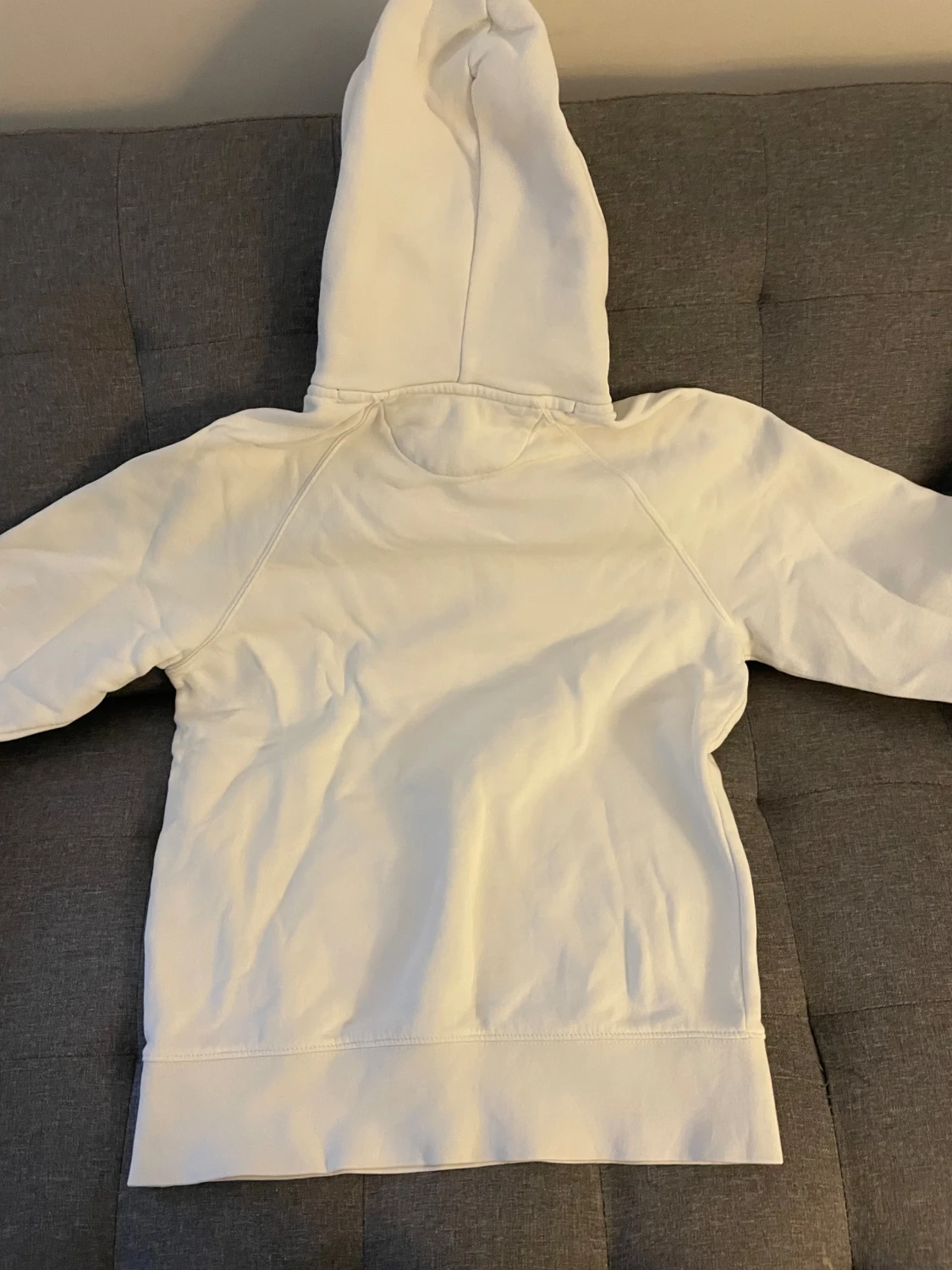 Vit hoodie från GANT med emblem - 1