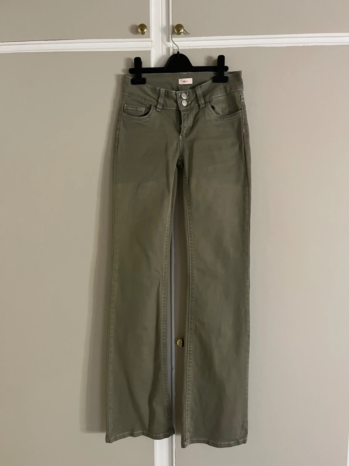 Bootcut byxor från Nelly i khaki - 2