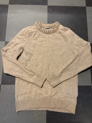 stickad tröja  - Beige stickad tröja från Only & Sons i storlek XS. Fint skick och endaste använd fåtal gånger. Priset kan diskuteras! 
