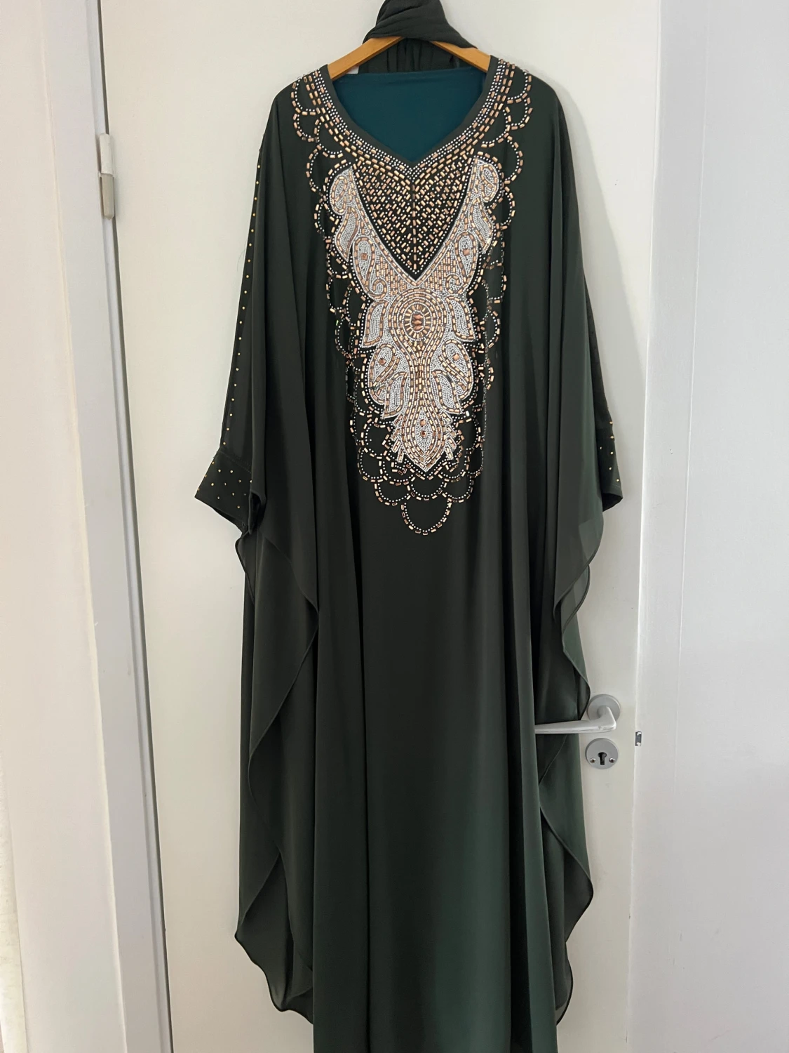 Mörkgrön långklänning med paljetter - 2