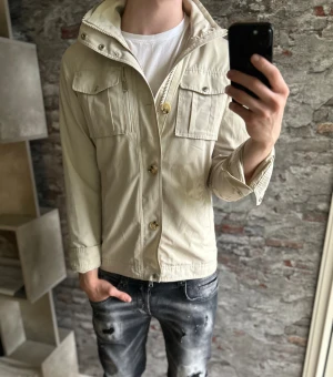 J Lindeberg Bailey field jacket - Säljer denna riktigt feta j Lindeberg field jacketen som är perfekt till vintern!⭐️Skick : Mycket bra skick, inga defekter!🙌Storlek M!⭐️NYPRIS = 4000kr!  gärna av er om ni har funderingar!👍