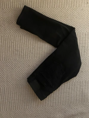 Jack and Jones jeans, slim Glenn 30/30 - Tja, säljer nu dessa Jack and Jones jeans i modellen slim Glenn storlek 30/30 då de är för små för mig. Jeans är i väldigt bra skick och inte använda så mycket. De har snygga slitningar som syns på bilderna om man zoomar in lite. Riktigt fräscha jeans som håller bra och är stil rena. Hör av dig vid frågor! 