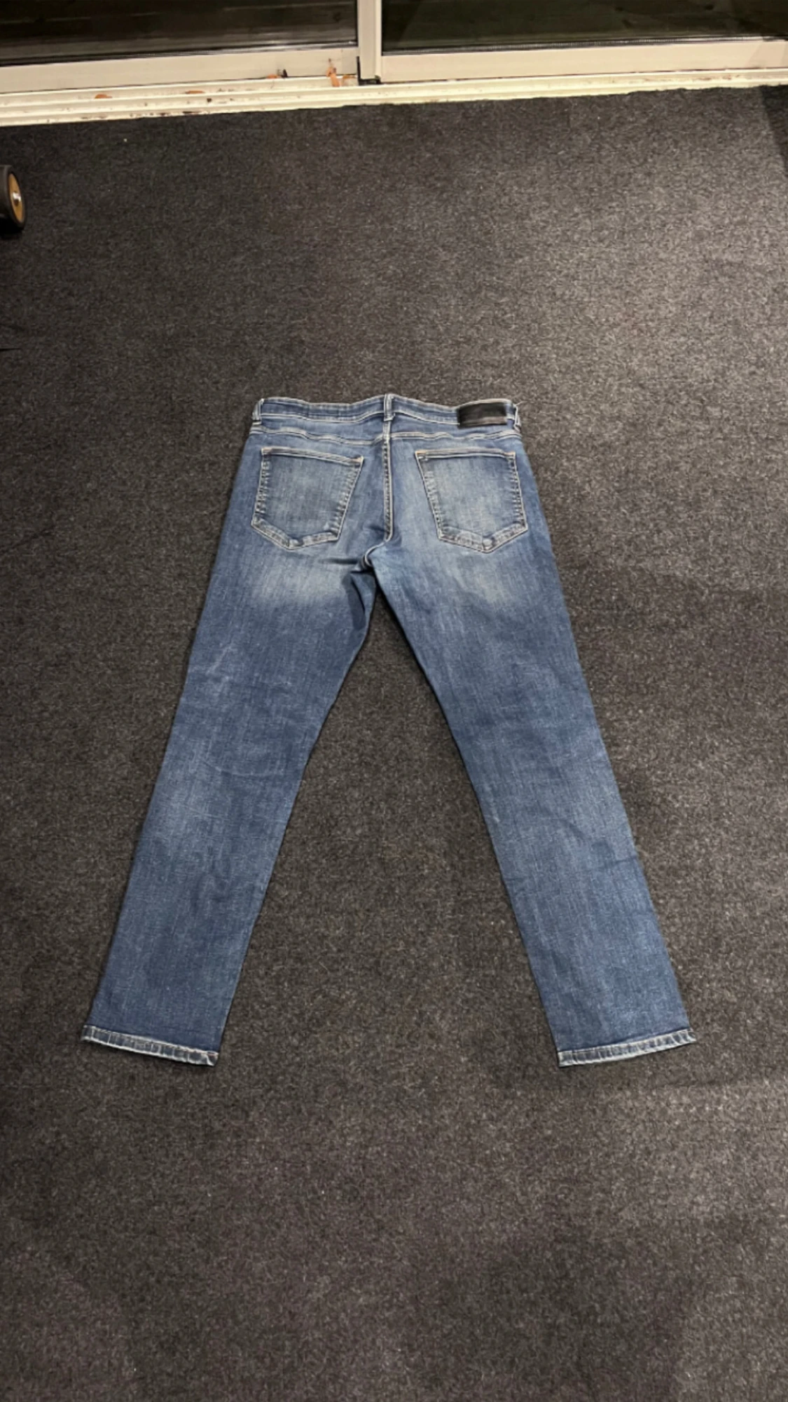 Blå jeans med slitningar och raka ben - 1