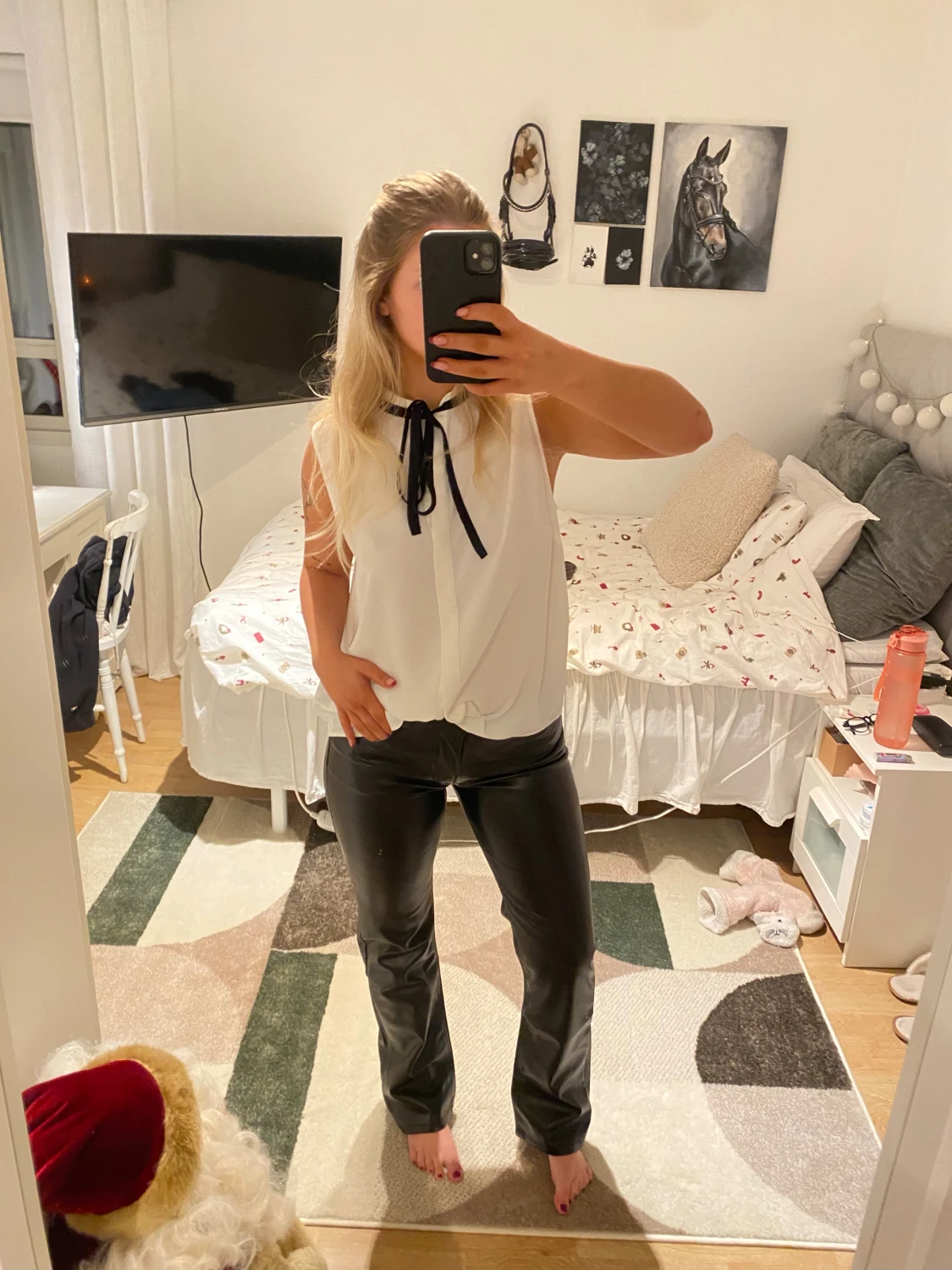 Svarta bootcut byxor i skinnimitation