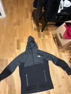 Grå hoodie från North face - En grå hoodie i storlek S från north face i använt skick