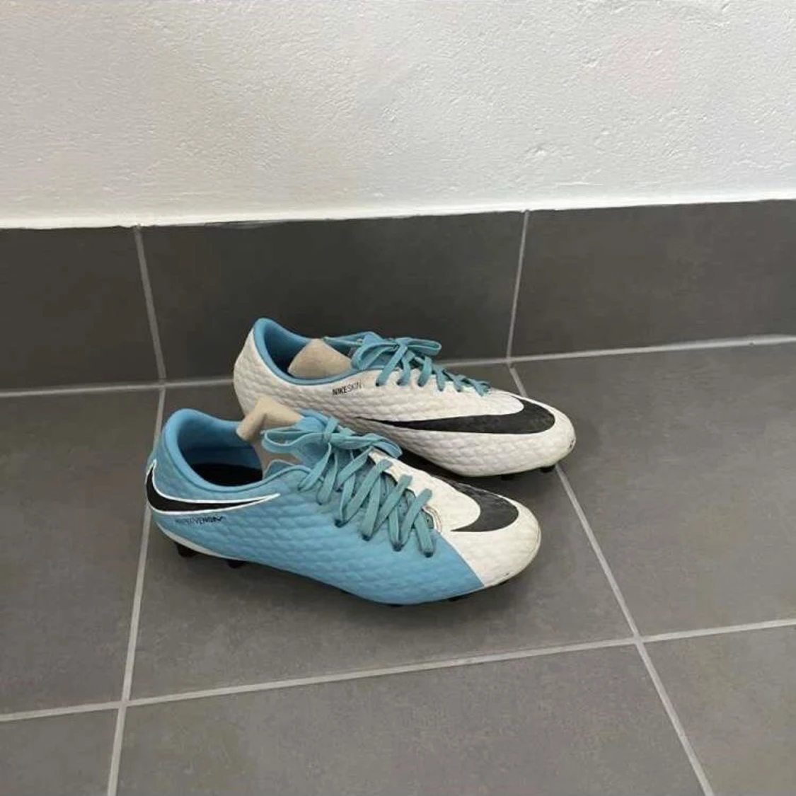 Nike fotbollsskor blå och vita - 1