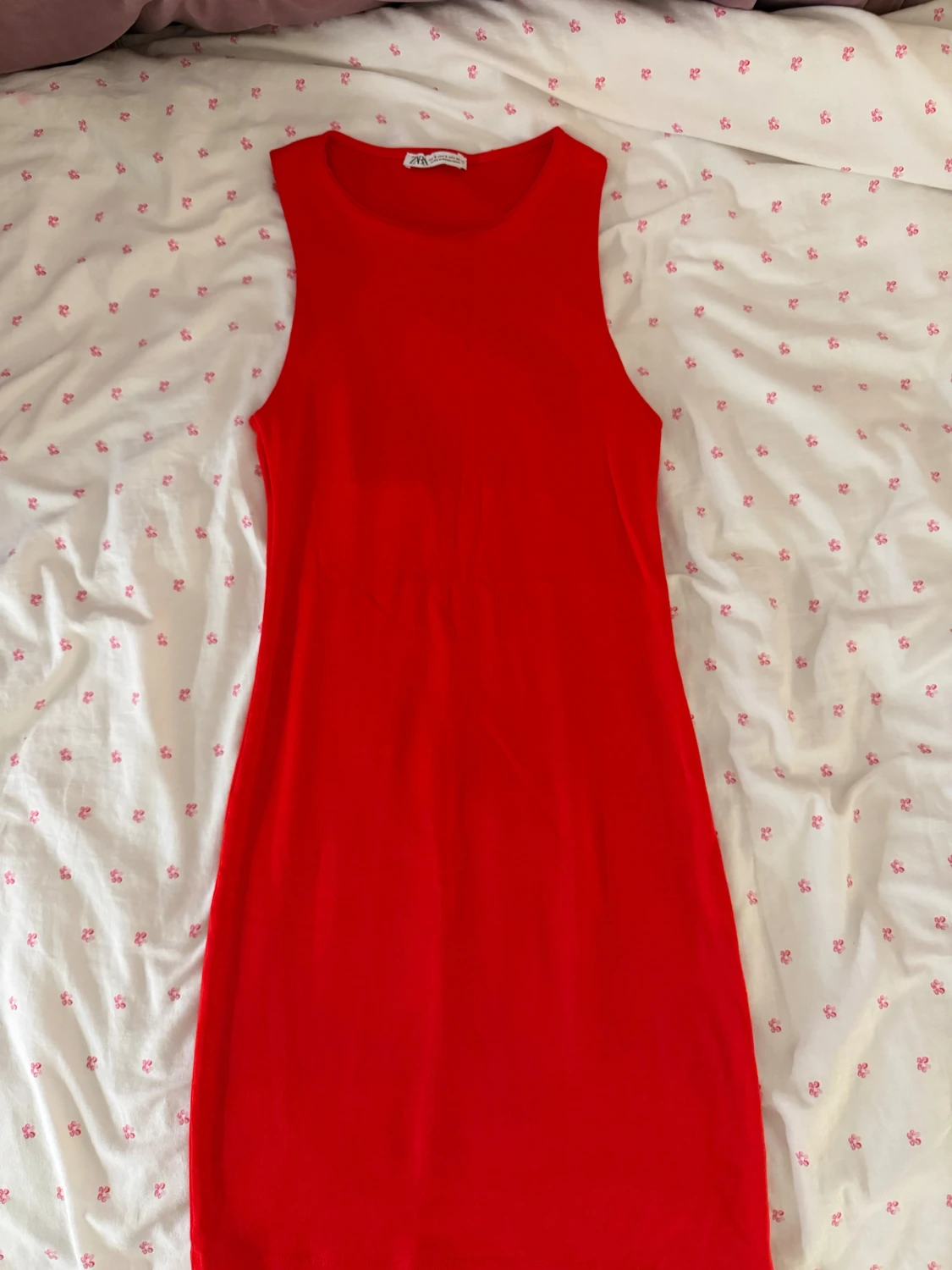 Röd ärmlös klänning från Zara